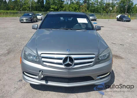 2011 Mercedes-Benz C 300 Luxury/Sport z USA, uszkodzony, nr VIN WDDGF5EB7BF632388